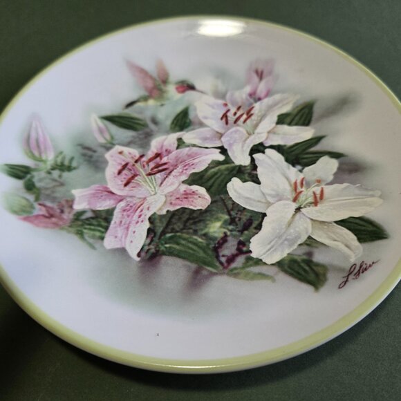 Hummingbird & Lillies Cup and Saucer - Picture 3 of 11